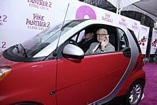 Steve Martin und Jean Reno mit dem smart fortwo bei der Premiere.